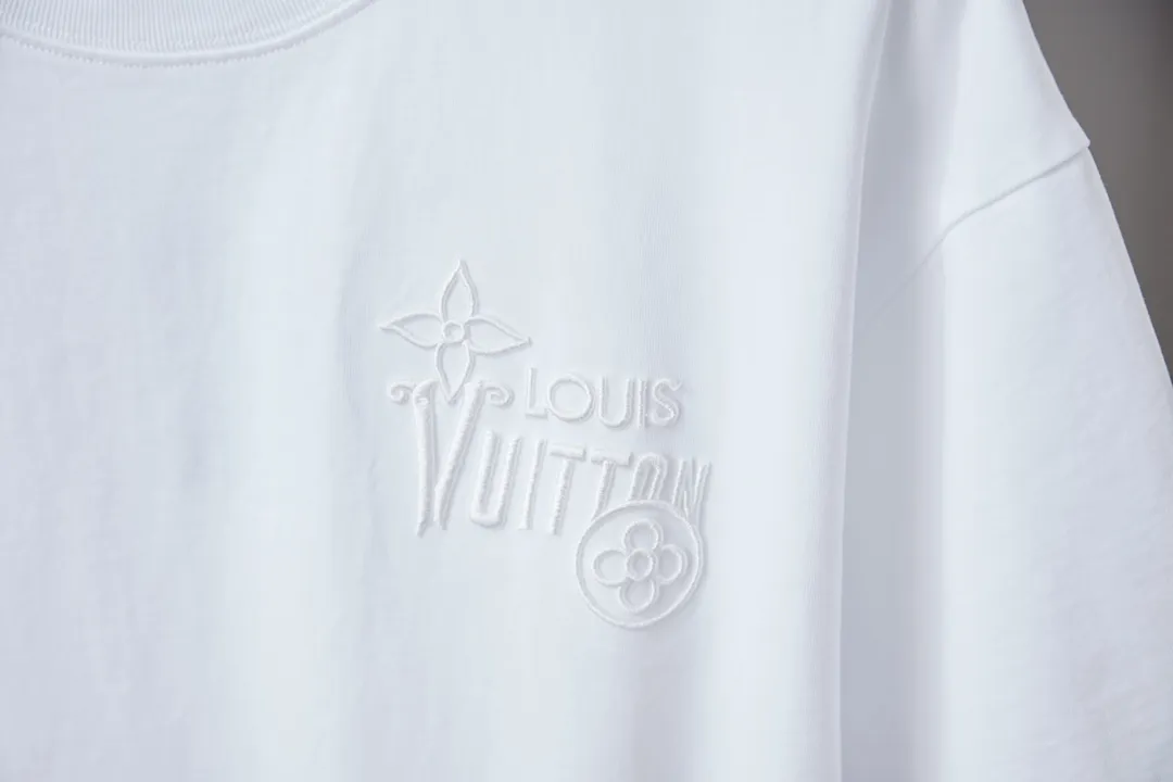 🅿️200 1V 25SS early spring new style short sleeves with embroidered letters, light luxury, a must-have item for daily commuting for men and women, correct version, welcome to compare, detailed features · 320g 100% pure cotton double yarn jersey fabric · Special thickened 32 pieces of double-strand 1X1 thread in the same vat custom dyeing · Imported Tajima machine embroidered LV letters · Double needle stitching and cross-stitching technology · Original main mark, washable tag, brand moisture-proof paper packaging Color: black/white/coffee Size: S/M/L/XL